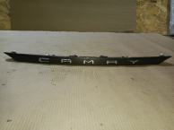 Накладка двери багажника toyota camry 70 xv70 2017-2023 задн. 