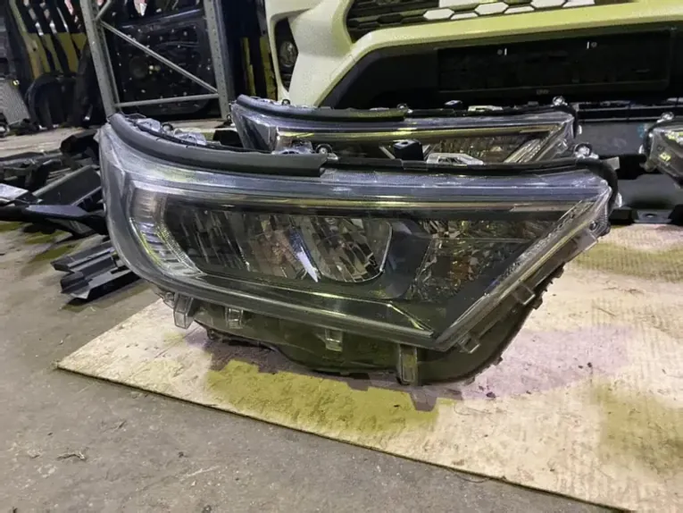 Ноускат Toyota RAV4 50 XA50 в отличном состоянии, вид спереди и сбоку