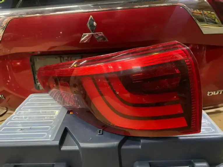 Фонарь в крыло Kia Sportage QL установленный на автомобиле