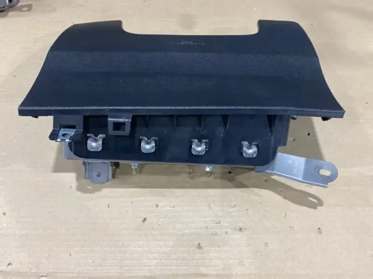 Подушка безопасности в колени Toyota RAV4 40 XA40 вид сбоку