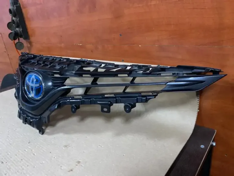 Решетка радиатора Toyota Camry 70 вид спереди