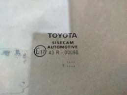 Стекло двери toyota corolla e210  2020- перед. лев.