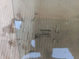 Стекло двери toyota corolla e210  2020- перед. прав.